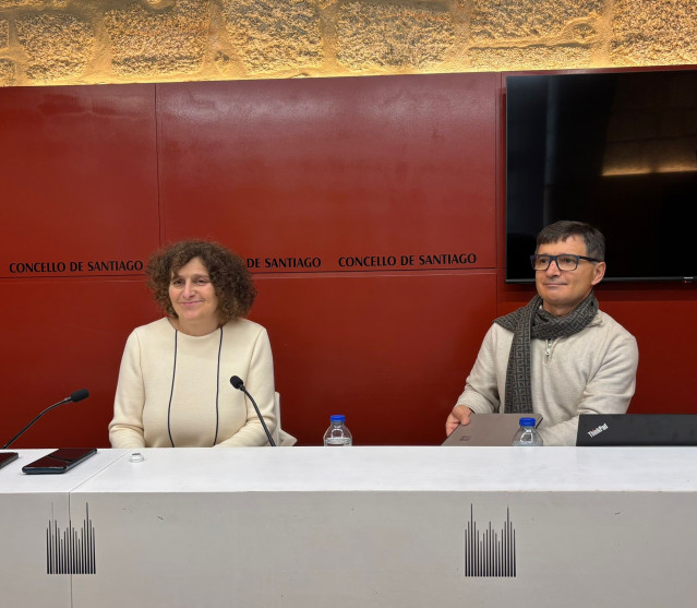 La alcaldesa de Santiago, Goretti Sanmartín, y el coordinador xeral, Xosé Antón Freire.