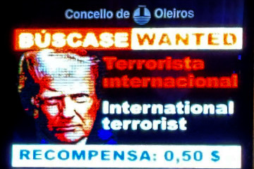Cartel contra Trump en las pantallas de información municipal en Oleiros en una imagen del PP
