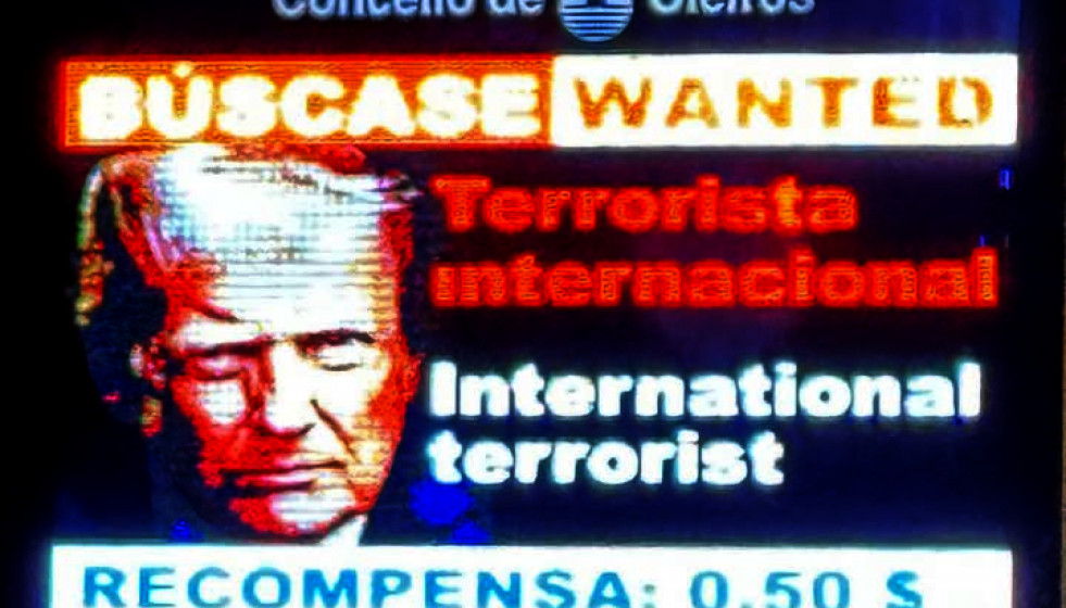 Cartel contra Trump en las pantallas de información municipal en Oleiros en una imagen del PP