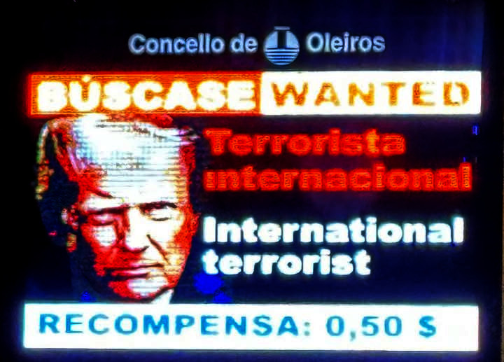 Cartel contra Trump en las pantallas de informaciu00f3n municipal en Oleiros en una imagen del PP