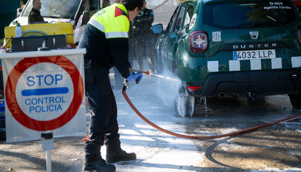 Efectivos de la UME en la zona en cuarentena por la Peste Porcina Africana en Torrefarrussa, a 1 de diciembre de 2025, en Barcelona, Cataluña (España). El conseller de Agricultura, Ganadería y Pesc