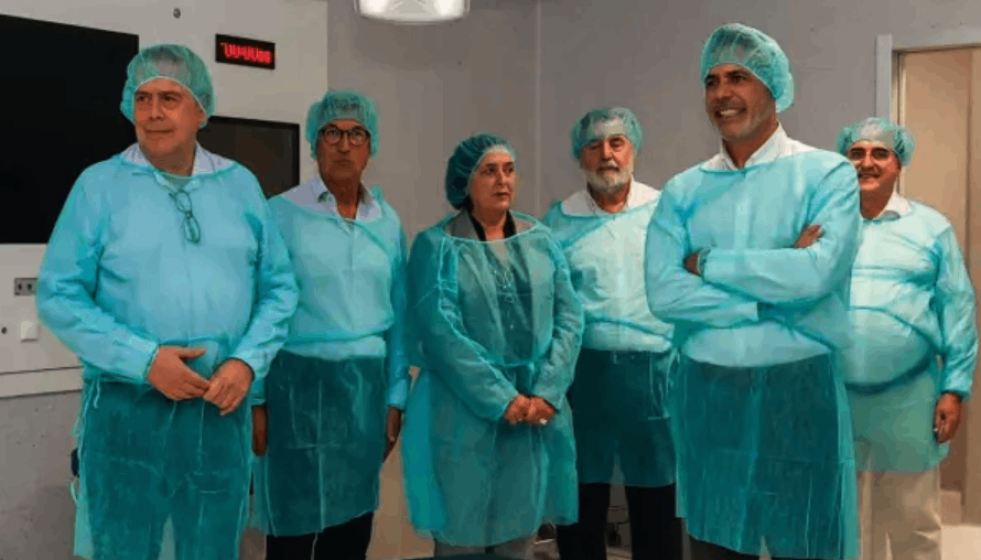 A la derecha el consejero de Ribera Salud Pablo Gallart y a la izquierda el conselleiro de Sanidade en una foto de Ribera Salud en un acto en Povisa Vigo