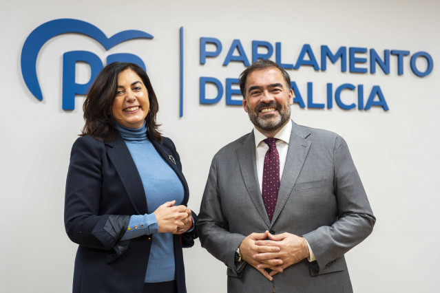 La diputada popular Elena Candia y el portavoz del Grupo Parlamentario del PPdeG, Alberto Pazos Couñago.