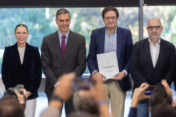 El presidente del Gobierno, Pedro Sánchez y el ministro para la Transformación Digital y de la Función Pública, Óscar López, durante la firma con los sindicatos del acuerdo alcanzado para la mej