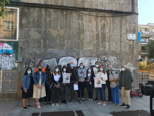 Archivo - Anpas de Teis y organizaciones vecinales, ante el edificio del antiguo ambulatorio del barrio, donde el Ayuntamiento prevé construir una sala de lectura, en octubre de 2021.