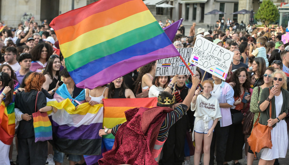 Archivo - Varias personas durante una manifestación por el Orgullo LGTBI+, a 28 de junio de 2023, en A Coruña, Galicia (España).