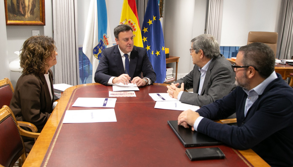 El presidente de la Diputación de A Coruña, Valentín González Formoso, la diputada de Emprego, Rosa Ana García, y el presidente de la Federación Galega de Comercio, José María Seijas, analizan