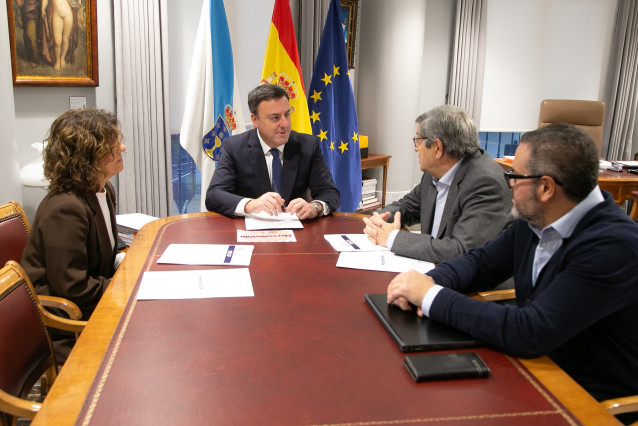 El presidente de la Diputación de A Coruña, Valentín González Formoso, la diputada de Emprego, Rosa Ana García, y el presidente de la Federación Galega de Comercio, José María Seijas, analizan los resultados de MercaNaVila