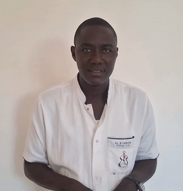 Gade Ngom, supervisor del Servicio de Nefrología y Hemodiálisis del Centro Hospitalario Regional de Thiès (Senegal).