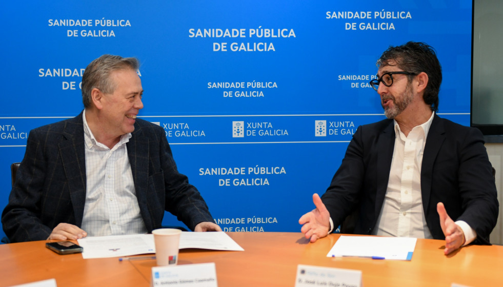 El conselleiro de Sanidade, Antonio Gómez Caamaño, y el alcalde de Porto do Son, Luis Oujo