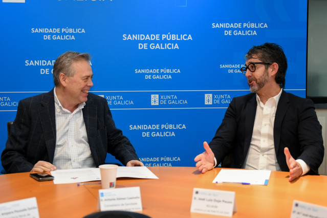 El conselleiro de Sanidade, Antonio Gómez Caamaño, y el alcalde de Porto do Son, Luis Oujo