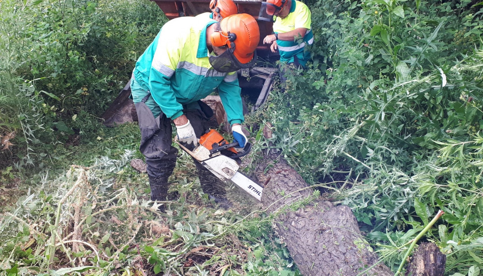Archivo - La Xunta ha comenzado, a través de Augas de Galicia, la acometida de labores de limpieza y conservación en un tramo interurbano de 130 metros del río Pinicho, a su paso por el núcleo de 