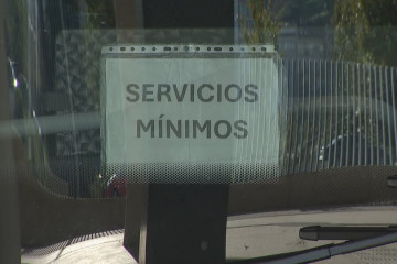 Cartel de un autobús en servicios mínimos en una imagen de CRTVG