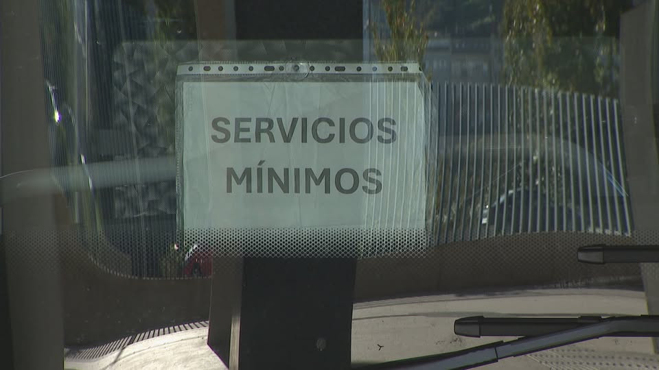 Cartel de un autobu00fas en servicios mu00ednimos en una imagen de CRTVG