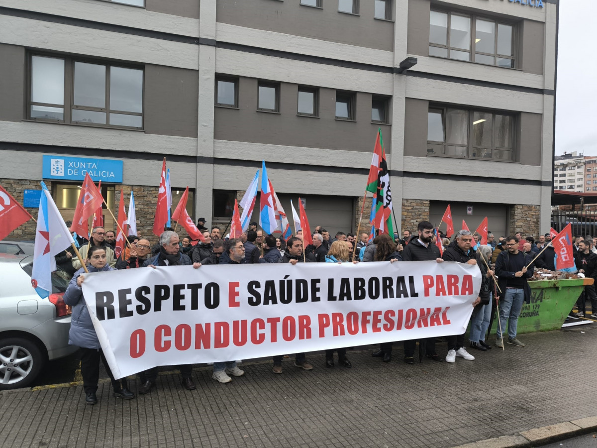 Concentración del personal de transporte de viajeros y viajeras por carretera en la provincia de A Coruña ante la estación de autobuses de A Coruña.