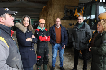 La secretaria de Organización del PSdeG y viceportavoz segunda del Grupo Socialista en el Parlamento de Galicia, Lara Méndez, en una granja lucense
