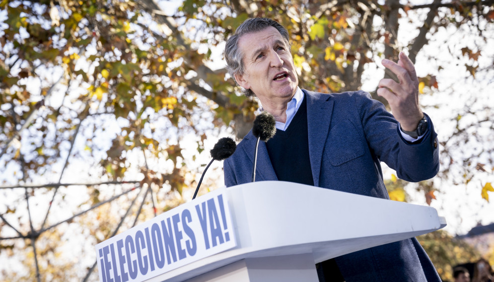 El presidente del Partido Popular, Alberto Núñez Feijóo, durante la concentración contra la corrupción del Gobierno convocada por el PP, en el Templo de Debod, a 30 de noviembre de 2025, en Madri