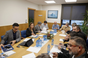 La conselleira do Mar, Marta Villaverde, ha mantenido este viernes una reunión con representantes de la Federación Provincial de Cofradías de Pontevedra.