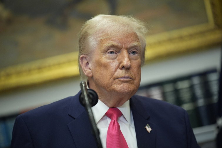 Donald Trump hace de la bruja Lola con Europa