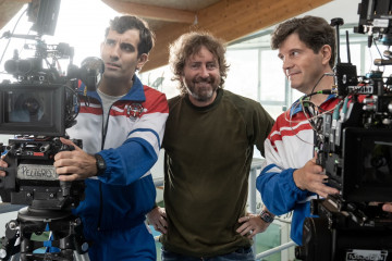 El director Daniel Sánchez Arévalo (centro) con los actores Tamar Novas (izq.) y Xosé A. Touriñán (der.) durante el rodaje de 'Rondallas'