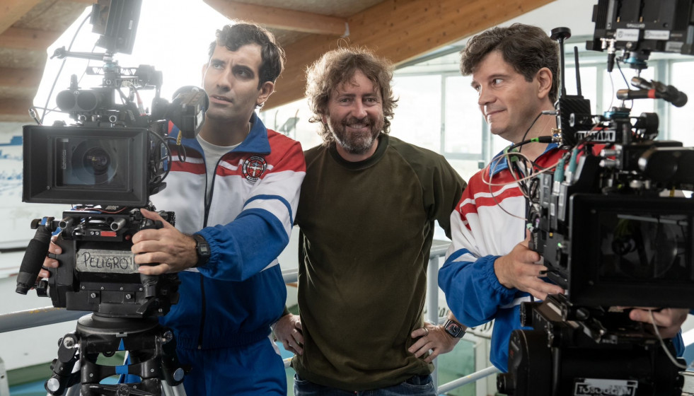 El director Daniel Sánchez Arévalo (centro) con los actores Tamar Novas (izq.) y Xosé A. Touriñán (der.) durante el rodaje de 'Rondallas'
