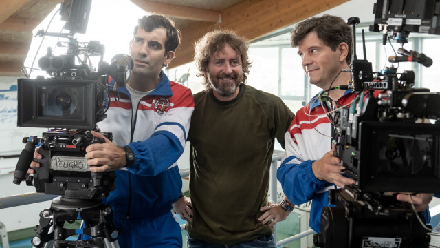 El director Daniel Sánchez Arévalo (centro) con los actores Tamar Novas (izq.) y Xosé A. Touriñán (der.) durante el rodaje de 'Rondallas'