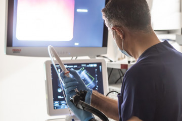 Archivo - Especialista en un hospital privado