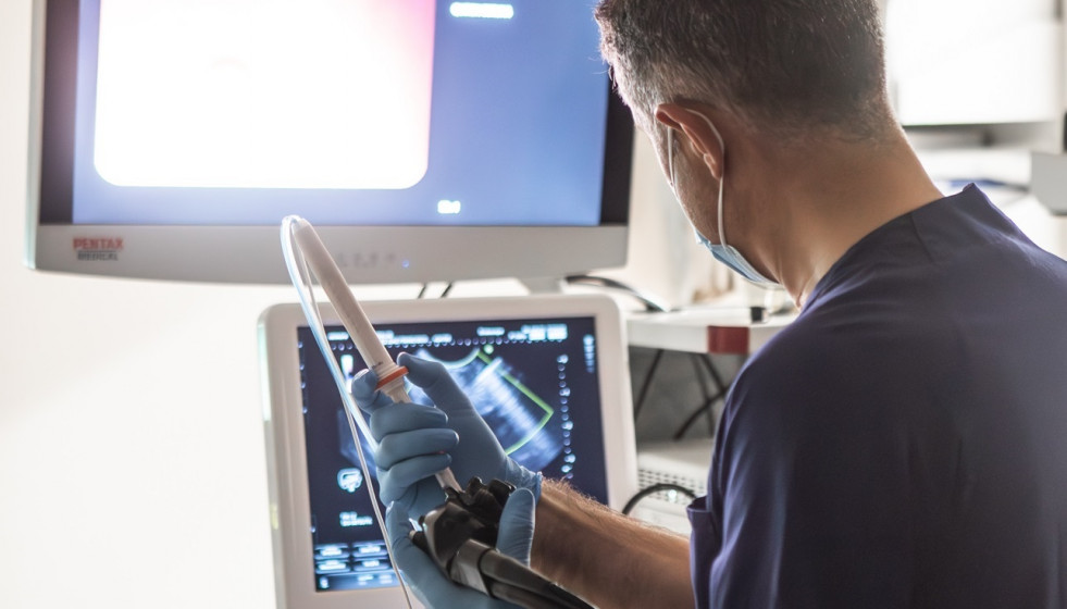 Archivo - Especialista en un hospital privado