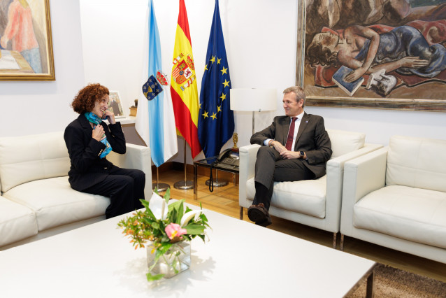 El presidente de la Xunta, Alfonso Rueda, en una reunión con la nueva fiscala superior de Galicia, Carmen Eiró.