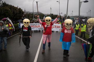 Archivo - Varias personas durante una nueva manifestación contra Altri, a 22 de marzo de 2025, en Pobra do Caramiñal, A Coruña, Galicia (España).