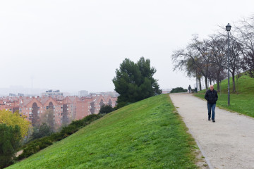 Archivo - El parque del Cerro del 'Tío Pío' o popularmente conocido como el 'Parque de las siete tetas' con bancos de niebla, a 7 de diciembre de 2022, en Madrid (España). La previsión de la Agenc