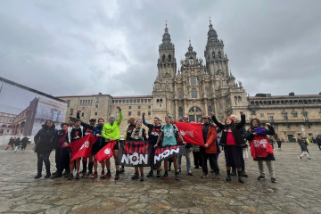 Corredores de montaña llegan al Obradoiro tras recorrer 51 km entre Melide y Santiago para protestar contra los proyectos de Altri y la mina de Touro-O Pino, a 7 de diciembre de 2025.