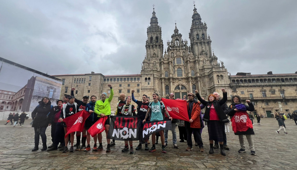 Corredores de montaña llegan al Obradoiro tras recorrer 51 km entre Melide y Santiago para protestar contra los proyectos de Altri y la mina de Touro-O Pino, a 7 de diciembre de 2025.