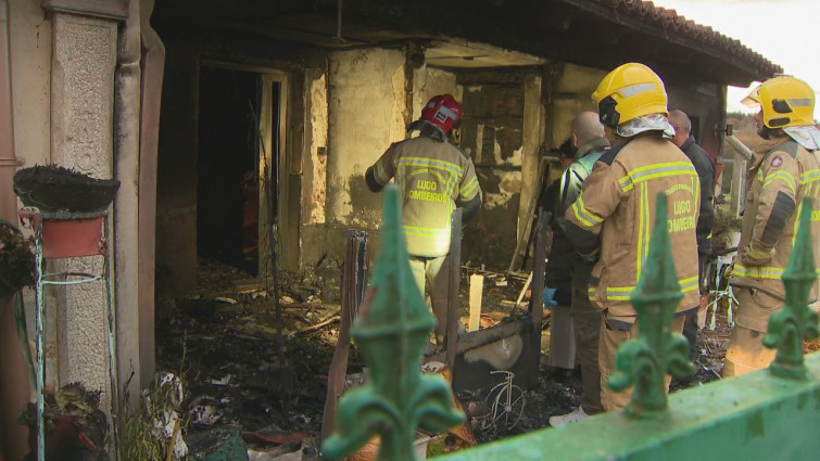 Fallece una mujer en un incendio en Palas de Rei con otras cinco personas heridas