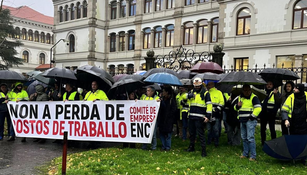 Protesta de los trabajadores de ENCE frente a la sede de la Xunta en Santiago