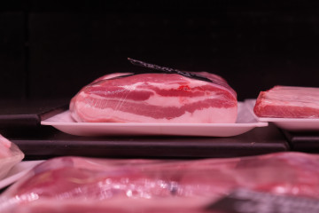 Carne de cerdo expuesta en un mercado, a 2 de diciembre de 2025, en Barcelona, Catalunya (España). Ante el brote de peste porcina africana que afecta a algunas regiones de España, Planas ha vuelto a