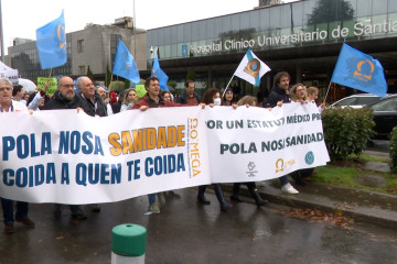 Protesta de médcos ante el CHUS, en Santiago