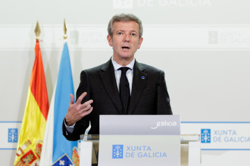 O titular do Executivo galego, Alfonso Rueda, acompañado pola conselleira de Medio Rural, María José Gómez, na rolda de prensa posterior á reunión do Consello da Xunta. Sala do Consello, 09/12/2