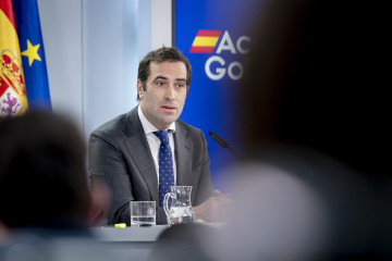 El ministro de Economía, Comercio y Empresa, Carlos Cuerpo, durante una rueda de prensa tras la reunión del Consejo de Ministros, en el Palacio de la Moncloa, a 9 de diciembre de 2025, en Madrid (Es