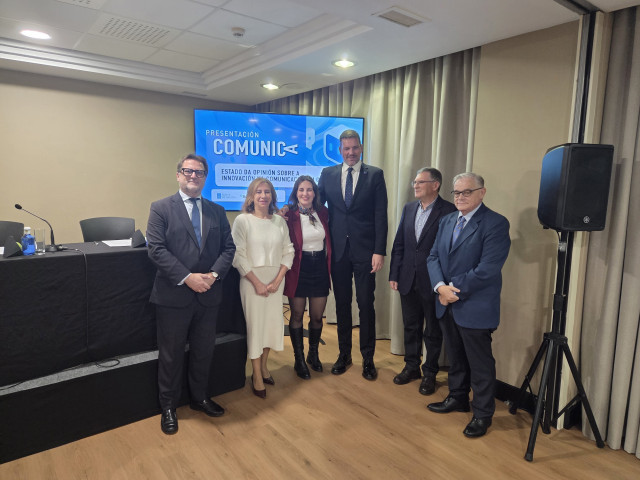 A partir de la izquierda, Adolfo García-Ciaño (Banco Sabadell), María Méndez (APG), Marta Rodríguez (USC), José López Campos (conselleiro), Francisco Campos (USC) y Alberto Barciela (APG), durante el lanzamiento de la revista Comunica.