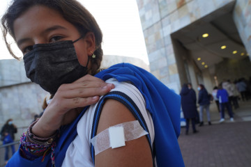 Archivo - Una niña recibe la vacuna contra el Covid-19, en la Cidade da Cultura, a 15 de diciembre de 2021, en Santiago de Compostela, A Coruña.