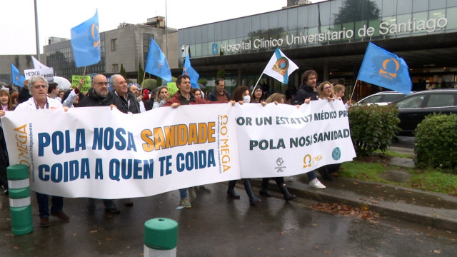 Protesta de médcos ante el CHUS, en Santiago