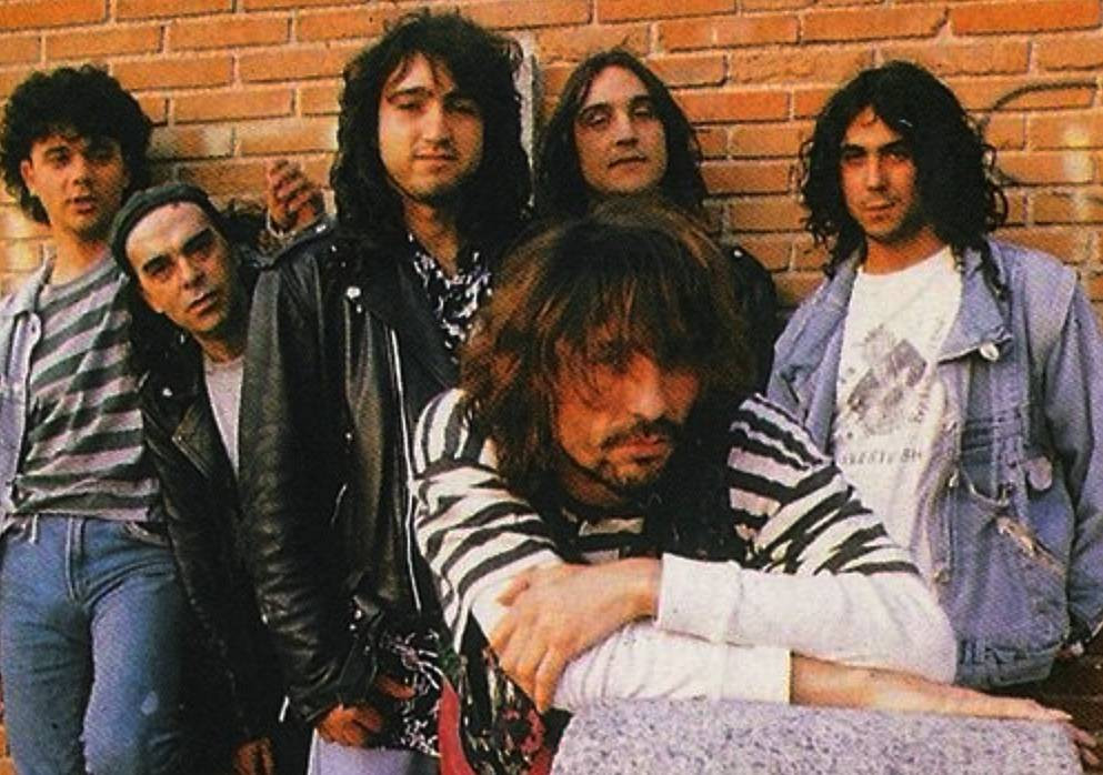 El Robe y sus Extremoduro circa 1993 en una foro de La Ley de Extremoduro