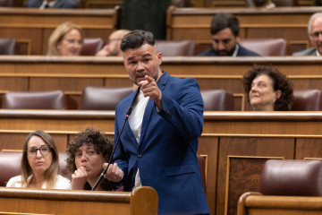 Archivo - El portavoz de ERC en el Congreso, Gabriel Rufián, atiende a los medios de comunicación durante una sesión plenaria extraordinaria, en el Congreso de los Diputados, a 22 de julio de 2025,