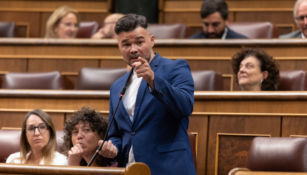 Archivo - El portavoz de ERC en el Congreso, Gabriel Rufián, atiende a los medios de comunicación durante una sesión plenaria extraordinaria, en el Congreso de los Diputados, a 22 de julio de 2025,