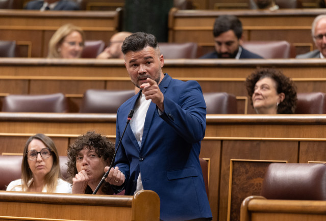 Archivo - El portavoz de ERC en el Congreso, Gabriel Rufián, atiende a los medios de comunicación durante una sesión plenaria extraordinaria, en el Congreso de los Diputados, a 22 de julio de 2025, en Madrid (España). El Congreso cierra este martes, 22 de
