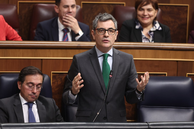 El ministro de la Presidencia, Justicia y Relaciones con las Cortes, Félix Bolaños, interviene durante una sesión de control al Gobierno, en el Congreso de los Diputados, a 10 de diciembre de 2025, en Madrid (España). El Gobierno se enfrenta una semana má