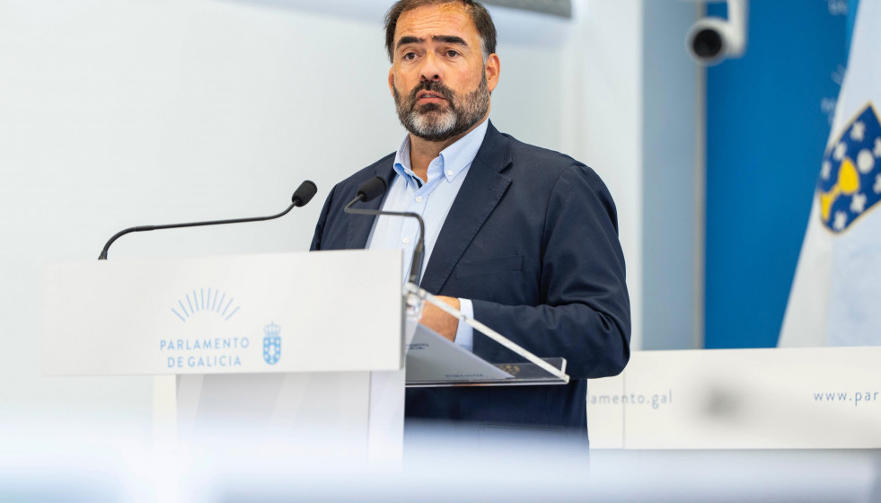 Archivo - El portavoz del PPdeG en el Parlamento, Alberto Pazos, comparece tras la junta de portavoces.