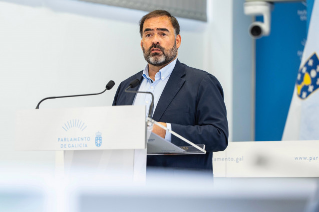 Archivo - El portavoz del PPdeG en el Parlamento, Alberto Pazos, comparece tras la junta de portavoces.