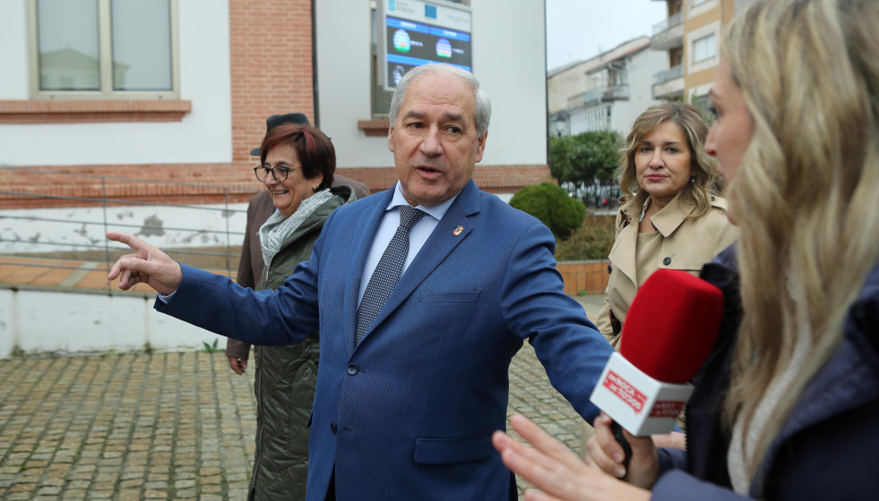 El presidente de la Diputación de Lugo, José Tomé, durante la puesta en marcha del nuevo servicio de autobuses rurales, a 10 de diciembre de 2025, en Campo de San Antón, Monforte de Lemos, Lugo, G